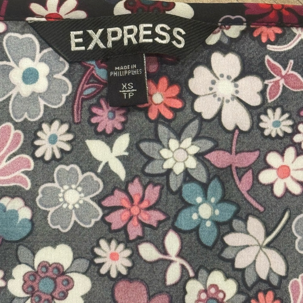 Express - Floral V-Neck Cap Sleeve Top - Picture 3 of 5